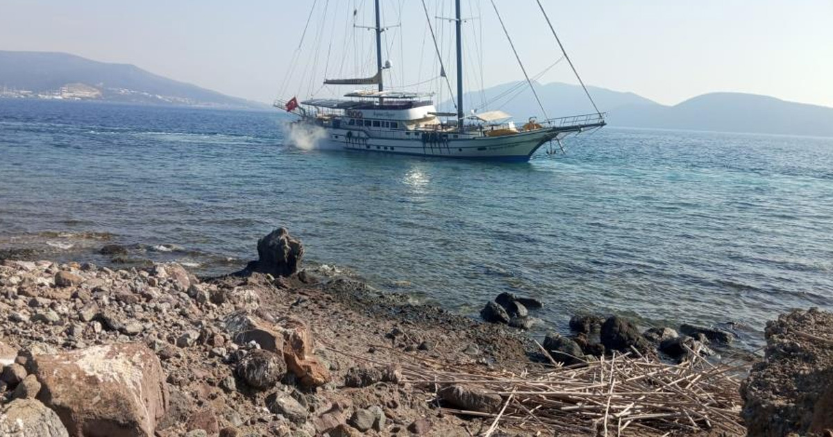 Bodrum’da yelkenli tekne karaya oturdu
