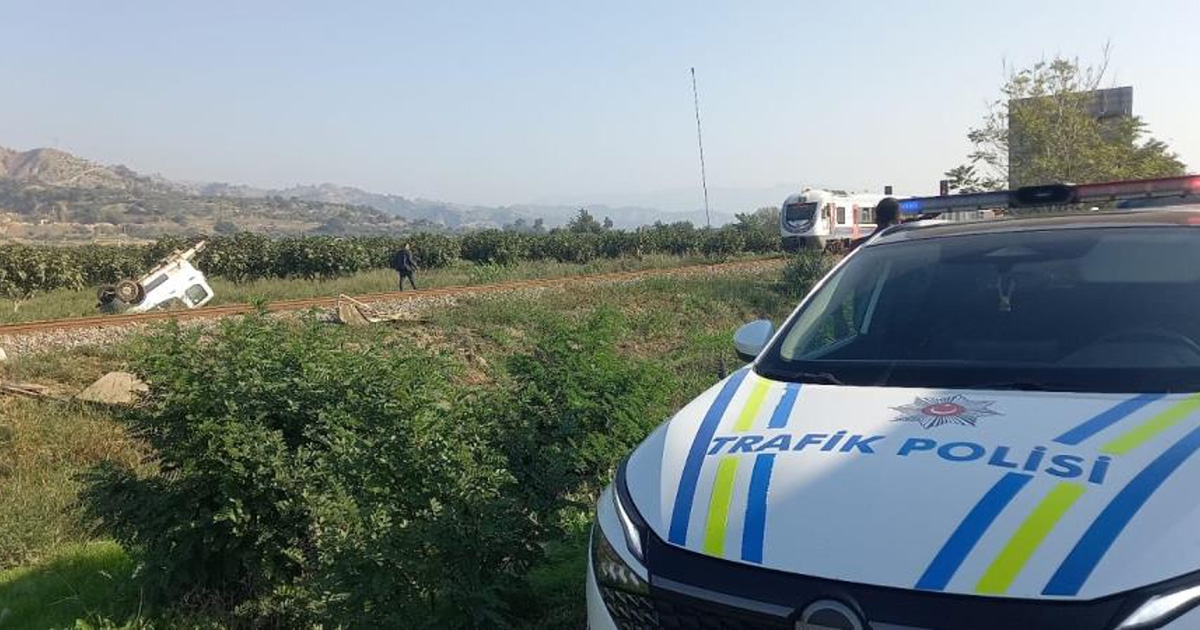 Trenin çarptığı kamyonet ikiye bölündü: 1 yaralı