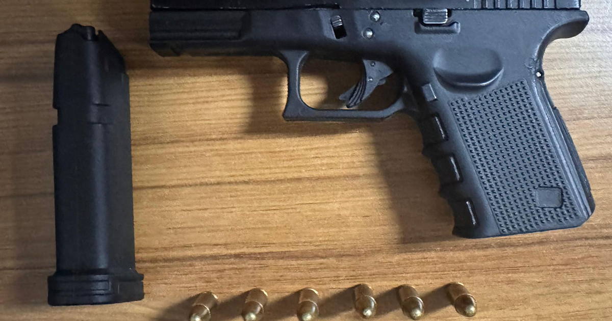 Polis şüphesinde haklı çıktı, motosikletin selesinden tabanca ele geçirdi