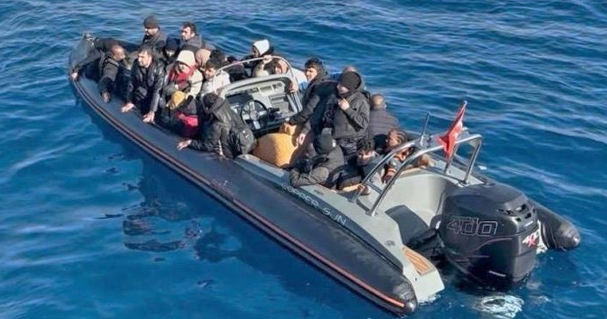 Urla açıklarında 28 düzensiz göçmen yakalandı