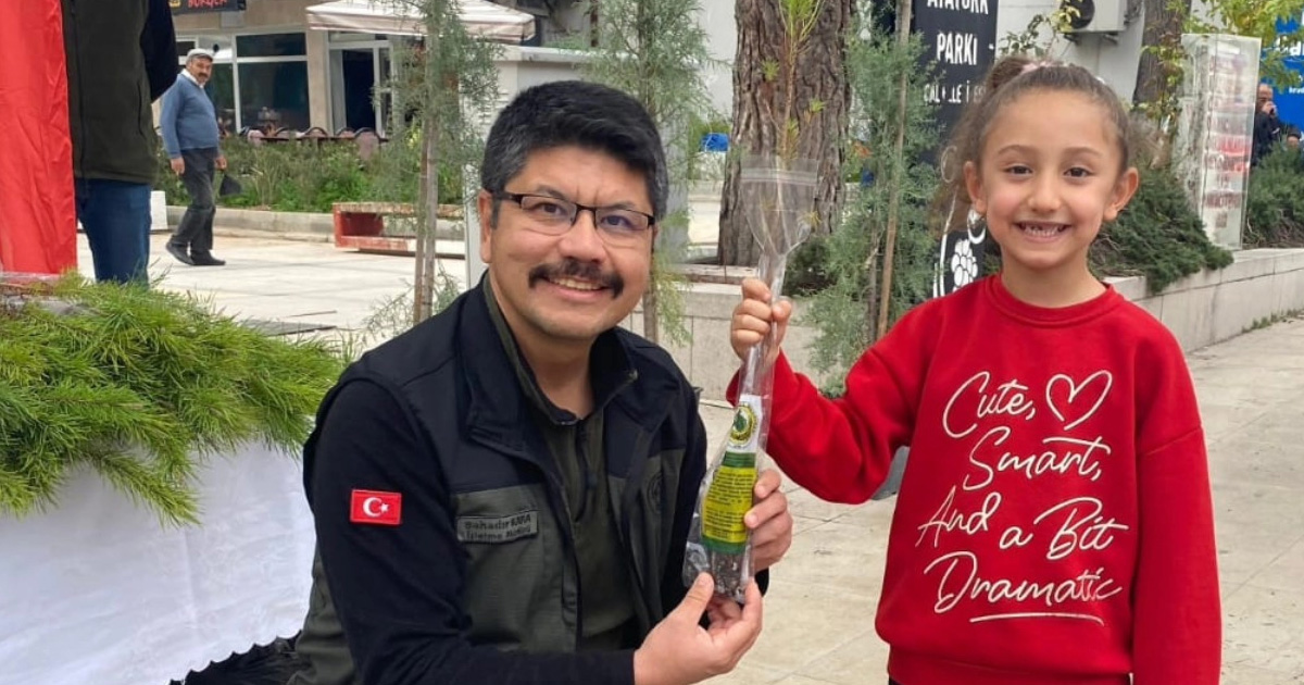 Yeşil vatan seferberliği kapsamında Çal’da fidan dağıtımı yapıldı