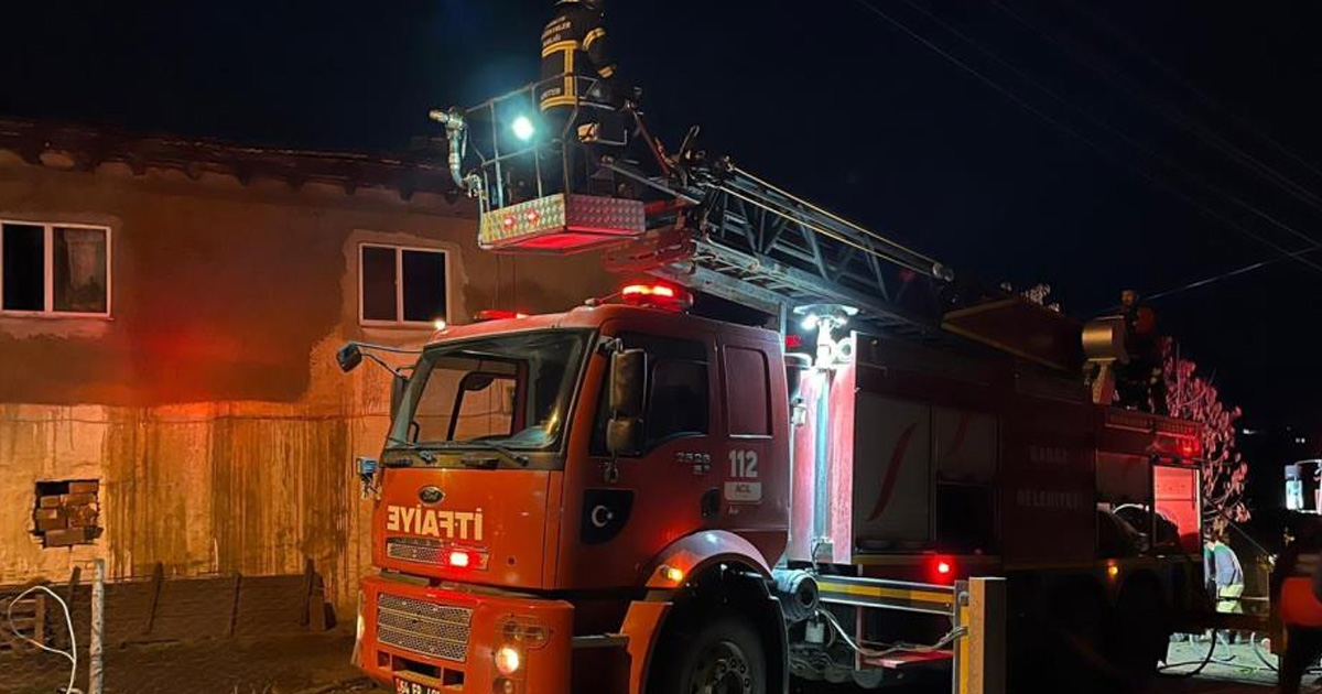 Uşak’ta 2 katlı evin çatısı yandı