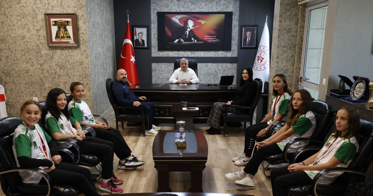 Denizlili şampiyon triatletlerden İl Müdürü Erdoğan’a ziyaret