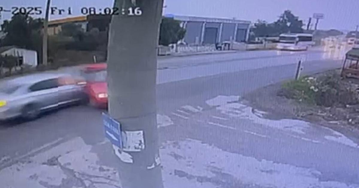 Kemalpaşa’da feci trafik kazası kamerada: 2 ölü, 4 yaralı