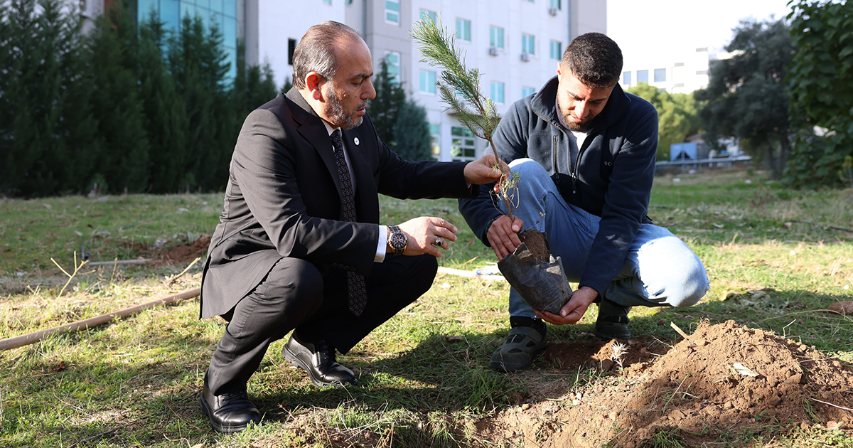 Rektör Güngör, öğrencilerle birlikte fidan dikti