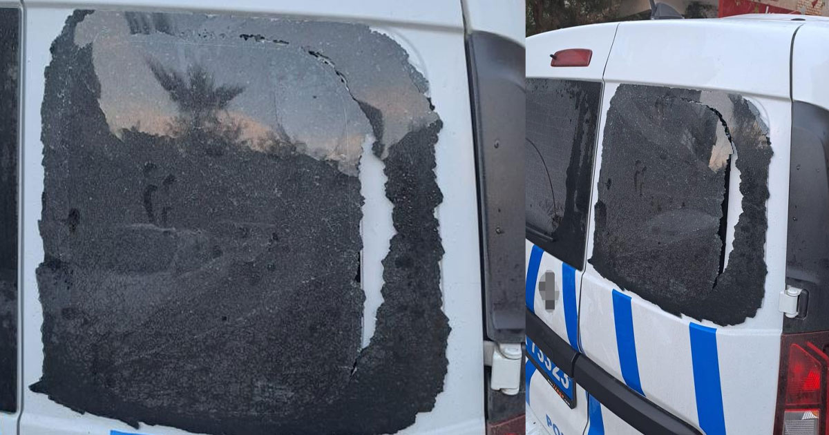 İzmir’de polis aracına saldırı