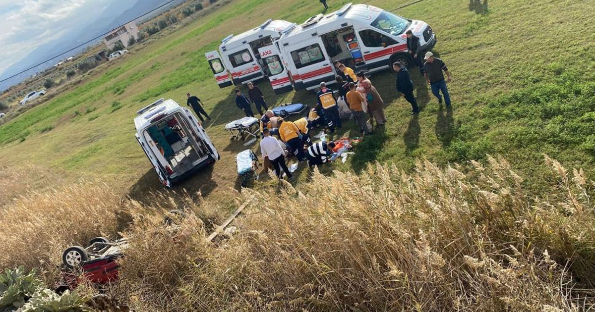Manisa’da otomobil tarlaya uçtu: 1’i bebek 5 yaralı