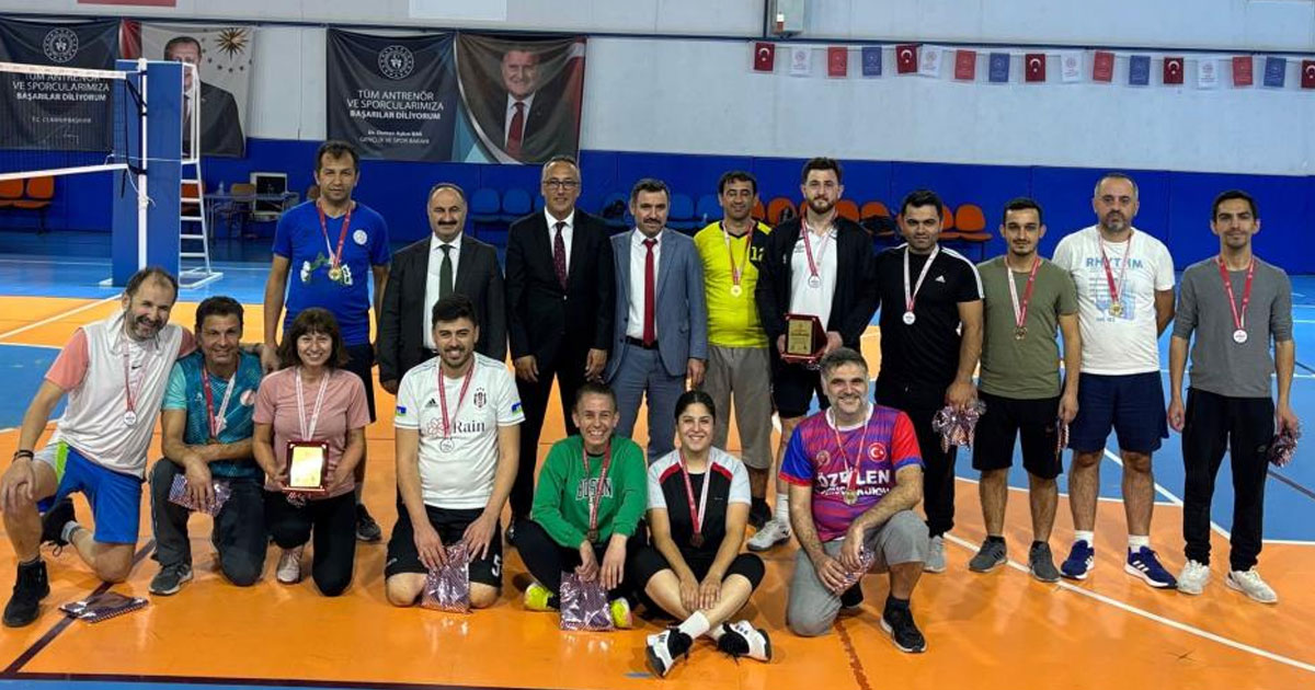 Denizli’de öğretmenler dostluk maçı yaptı