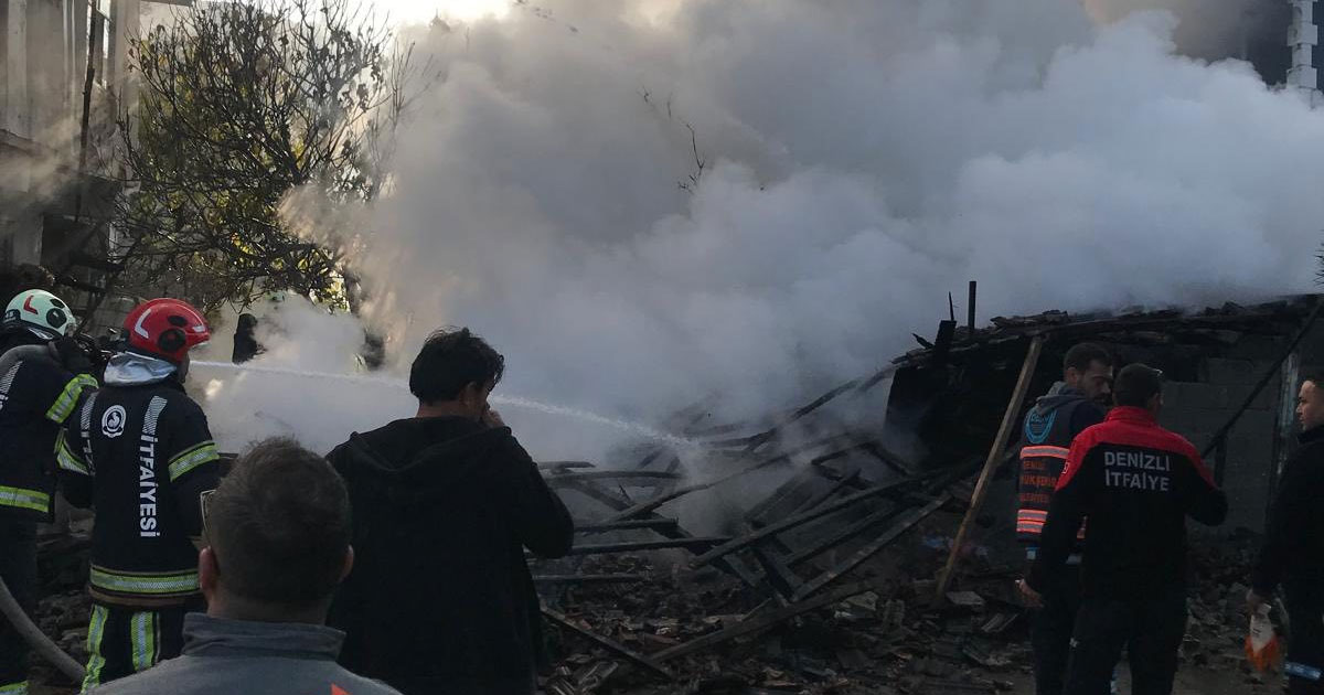 Odunluk yangını eve sıçramadan söndürüldü