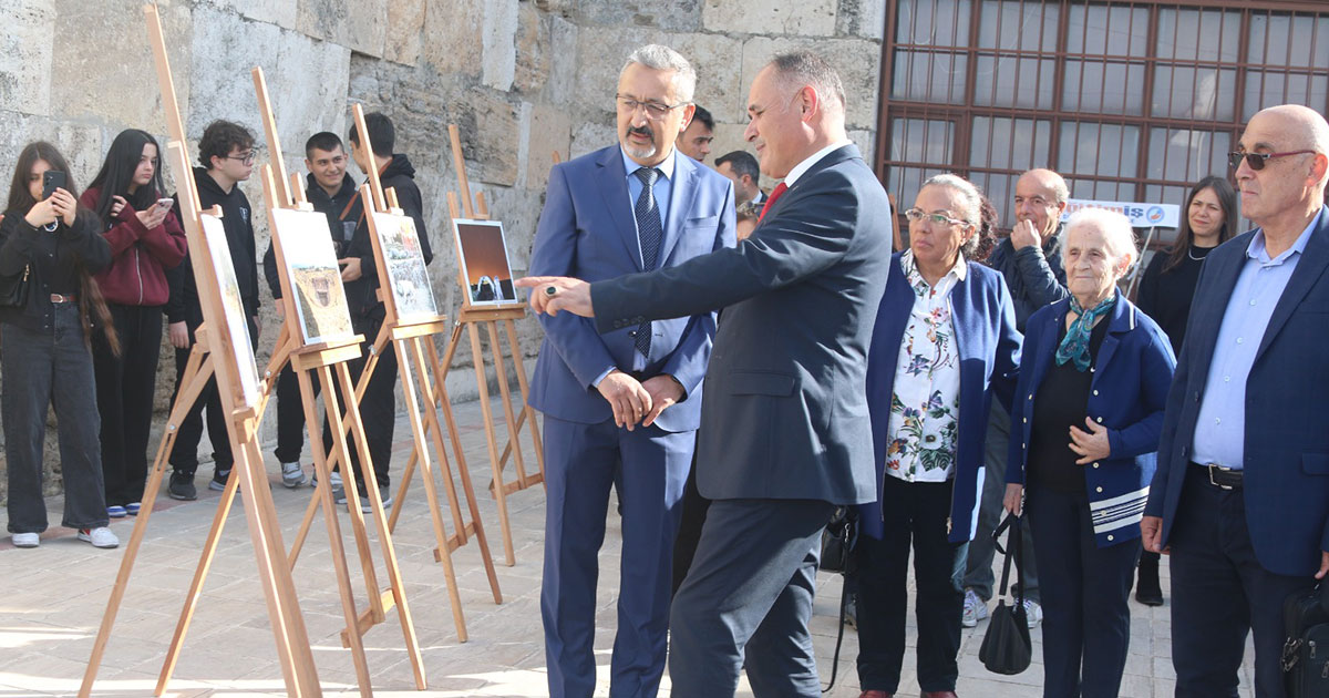 Öğretmen Ferruh Menteş’in fotoğraf sergisi Hierapolis antik kentinde açıldı