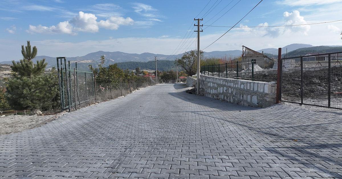 Serinhisar’da iki mahalleye kilitli parke taşı