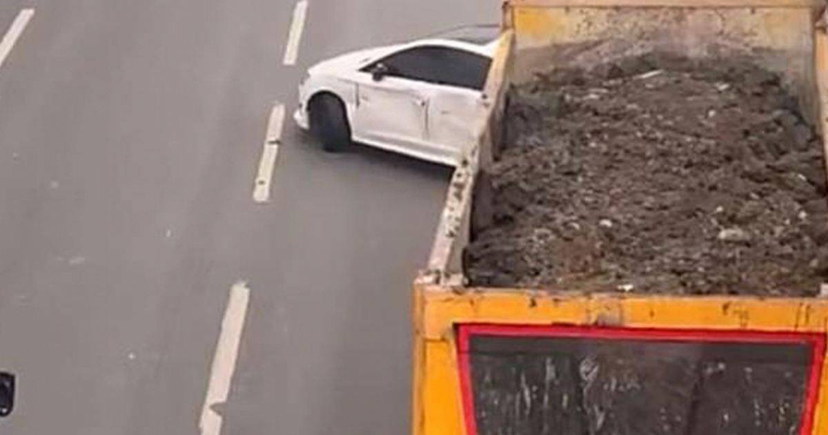 Hafriyat kamyonu, önüne aldığı otomobili 100 metre sürükledi 
