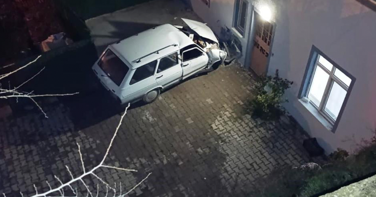 Hisarcık’ta otomobil evin duvarına çarptı: 1 ölü, 1 yaralı 
