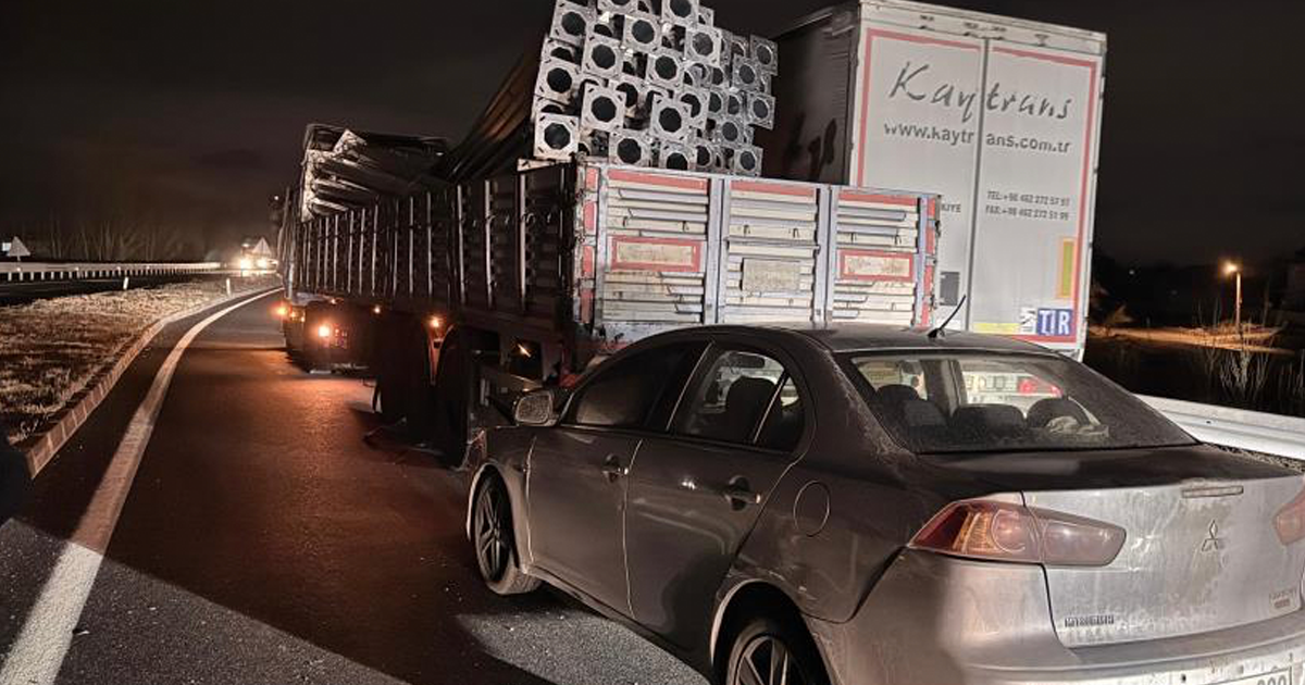 İki tır ve otomobilin çarpıştığı kazada bir kişi yaralandı 