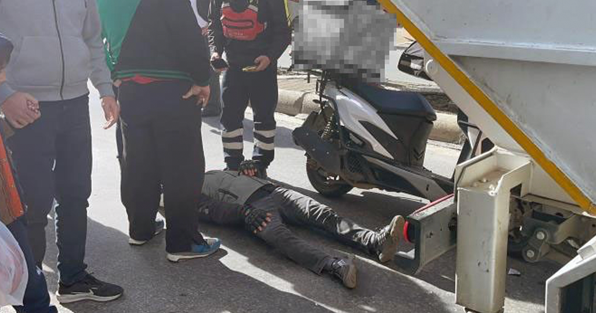Çöp kamyonuna çarpan motokurye yaralandı 