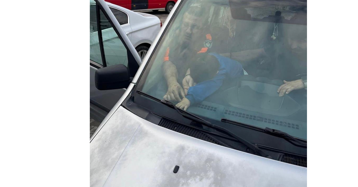 Parmakları aracın havalandırmasına sıkışan çocuğu itfaiye kurtardı