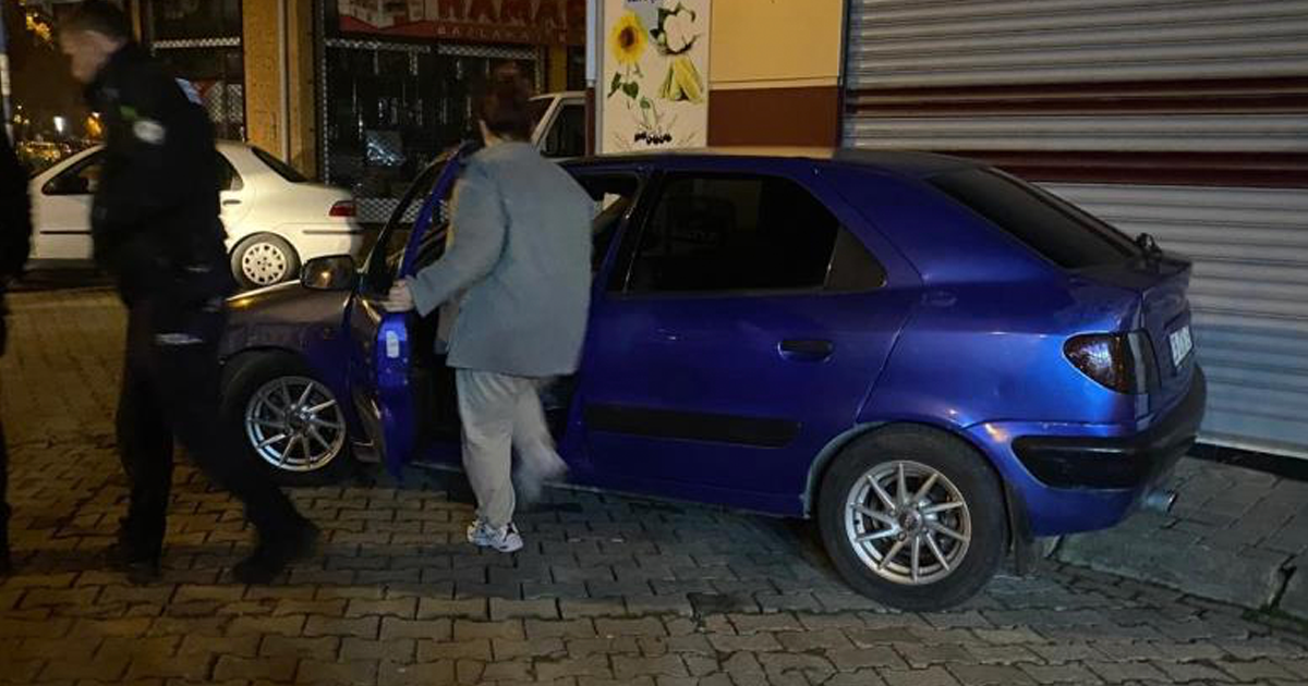 Alkolün etkisi ile araçta sızdı, vatandaşlar hayatından endişe etti