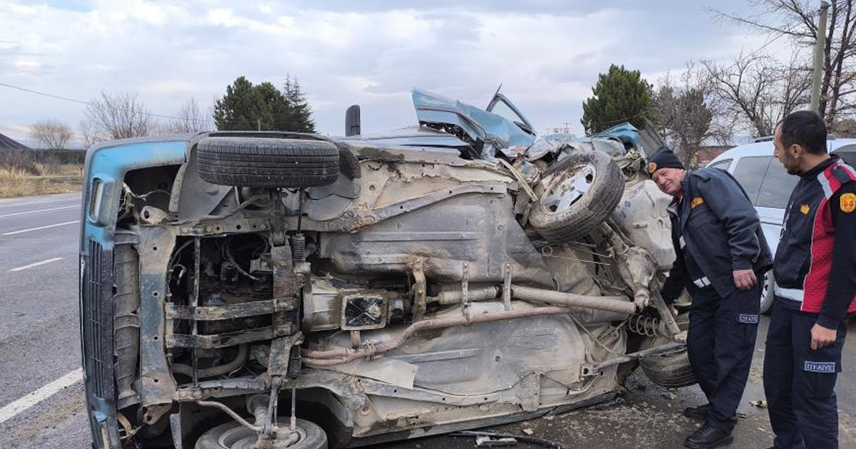 Biri Fiat Tofaş iki otomobilin çarpıştığı kazada 4 kişi yaralandı