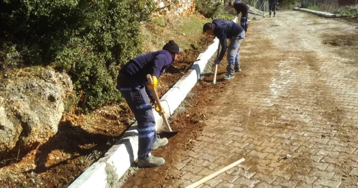 Tavas’ta yollar onarılıyor