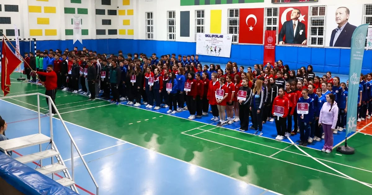 Hentbolun gençleri Denizli’de sahne aldı