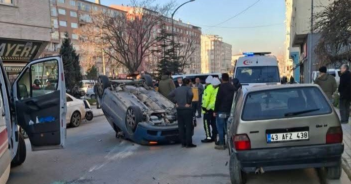 Kütahya’da park halindeki araçlara çarpan otomobil takla attı: 2 yaralı