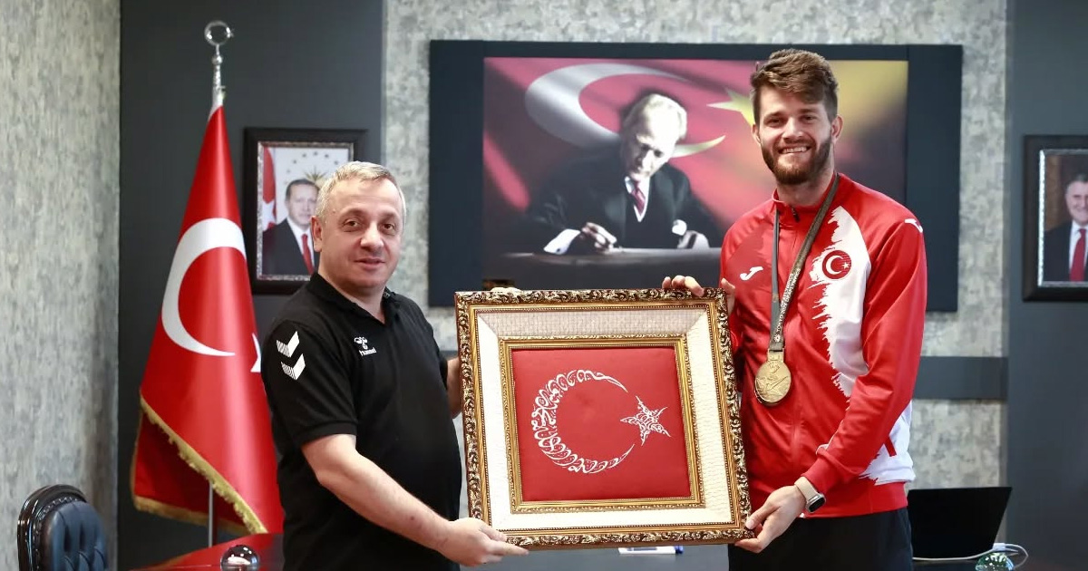 Deaflympics atletizm olimpiyat şampiyonu Yasin Süzen’den İl Müdürü Erdoğan’a ziyaret