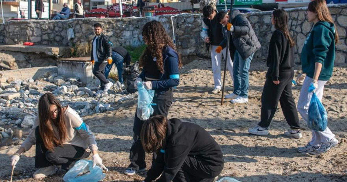 Kuşadası’nda Sökeli öğrencilerden çevreci etkinlik 