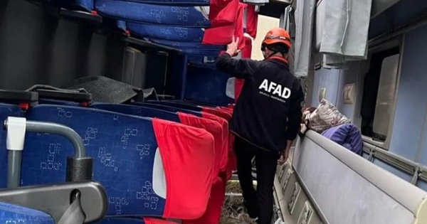 Uşak’ta yolcu taşıyan midibüs yan yattı: 5 yaralı