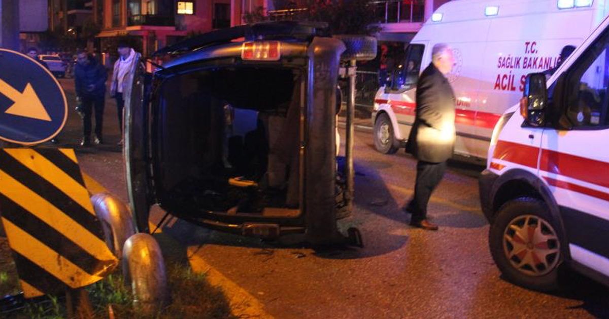 Otomobille çarpışan ticari araç yan yattı: 7 yaralı 