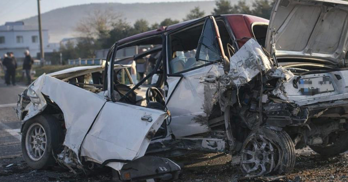 Milas’ta zincirleme kaza, Tofaş araç teneke kutu gibi ezildi 
