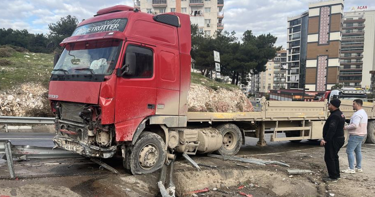 Tır bariyerleri aşıp karşı şeride geçti