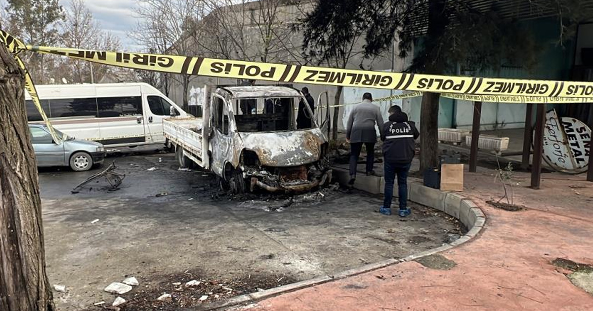 Sığındığı araçta yanarak can verdi