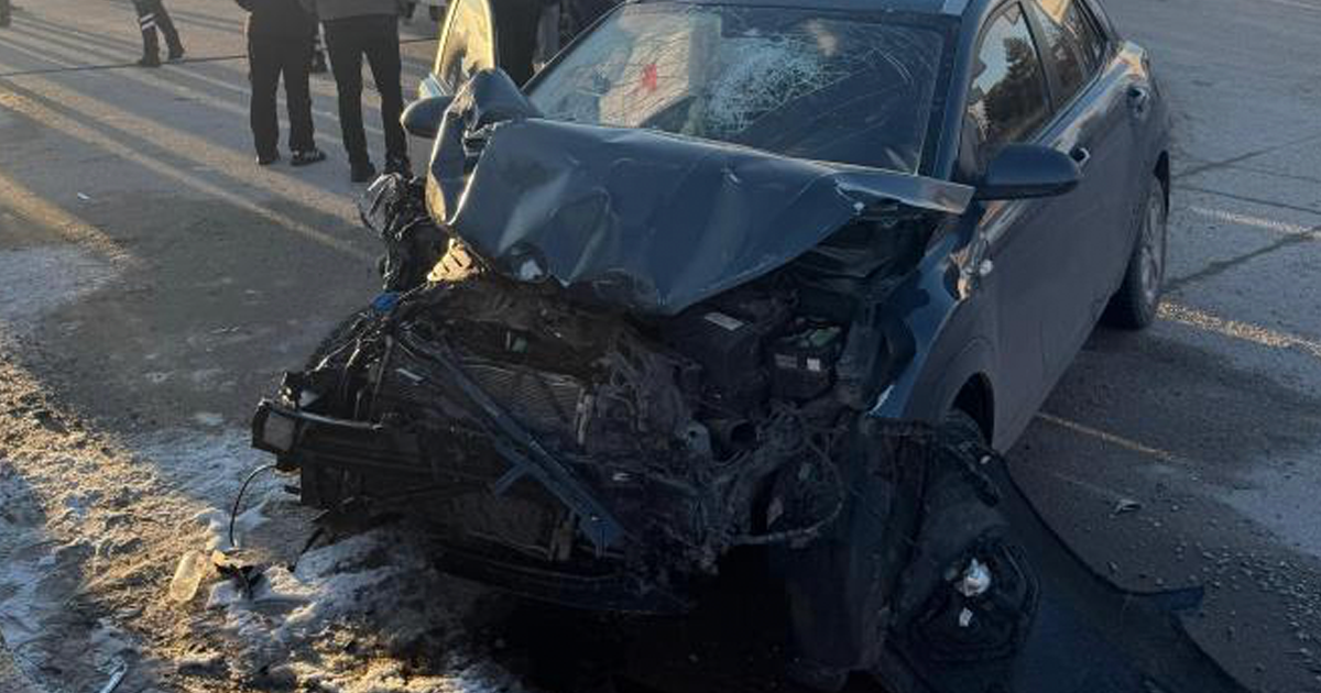 Servis aracıyla otomobil çarpıştı, 18 kişi yaralandı 