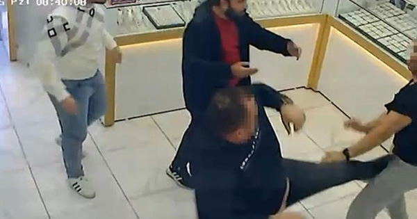 Komşu kuyumcular tekme tokat birbirlerine girdi