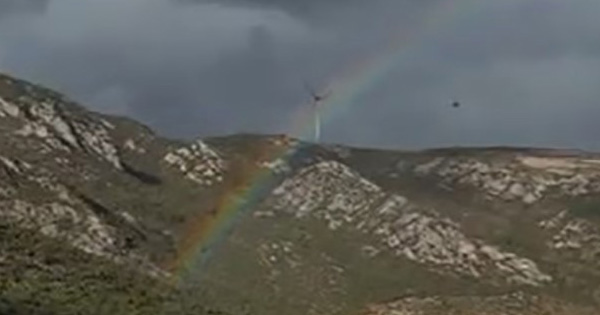 Çocukluk hayali olan gökkuşağının altından dronla geçmeyi denedi