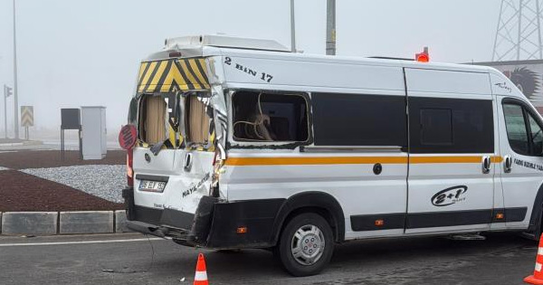 Öğrenci servisi, tır ve hafif ticari aracın karıştığı kazada 20 kişi yaralandı