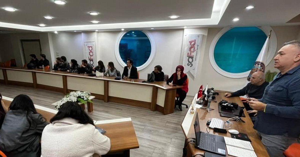 Salihli’de üniversite öğrencilerine mobil fotoğraf eğitimi 