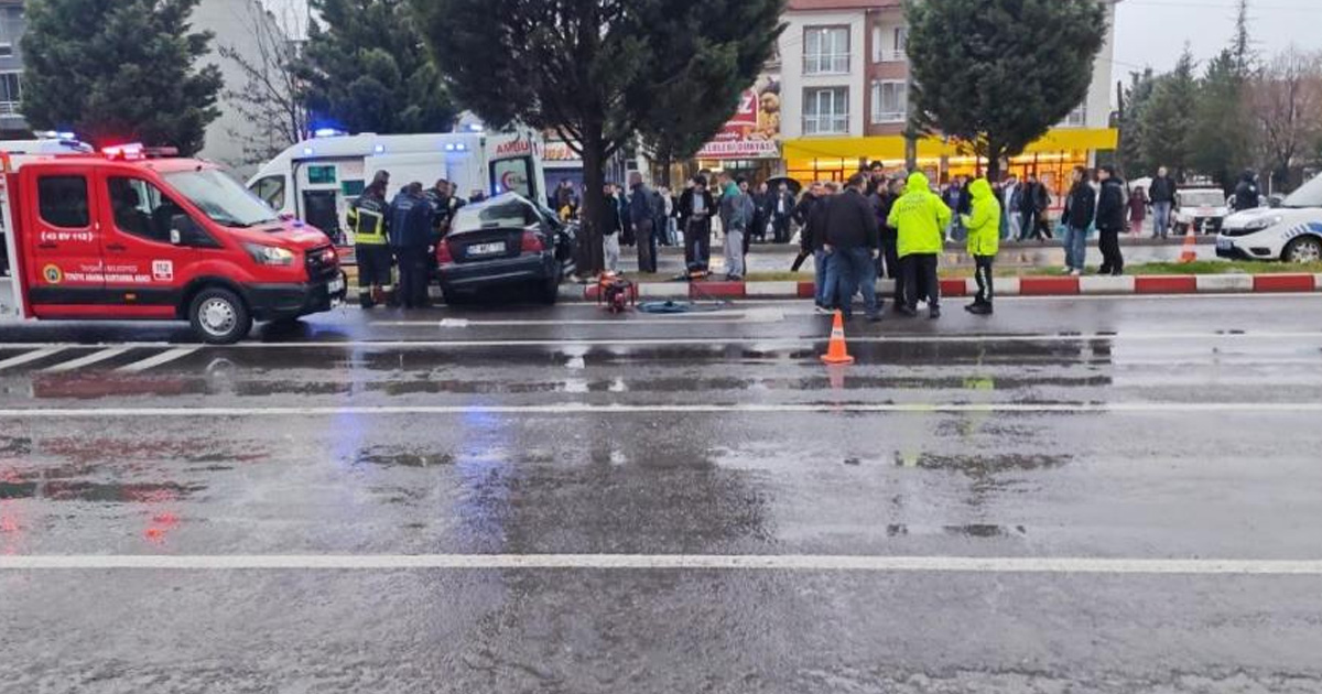 Tavşanlı’da otomobil refüje çıktı: 2 yaralı