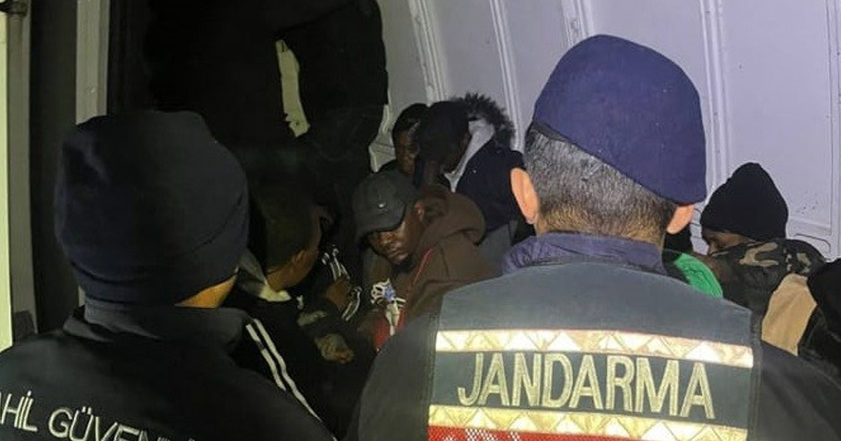 İzmir’de 27 düzensiz göçmen ve 4 göçmen kaçakçısı yakalandı