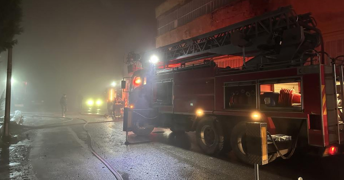 Uşak’ta poşet fabrikasında çıkan yangın söndürüldü