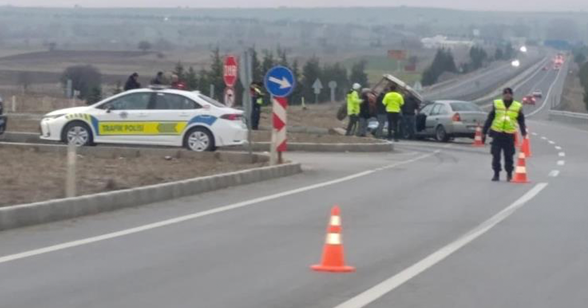 Kütahya’da otomobil ile traktör çarpıştı: 2 yaralı 