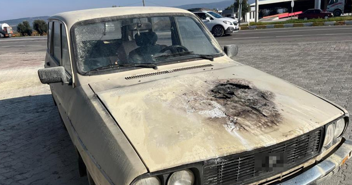 Seyir halindeki otomobil alev aldı