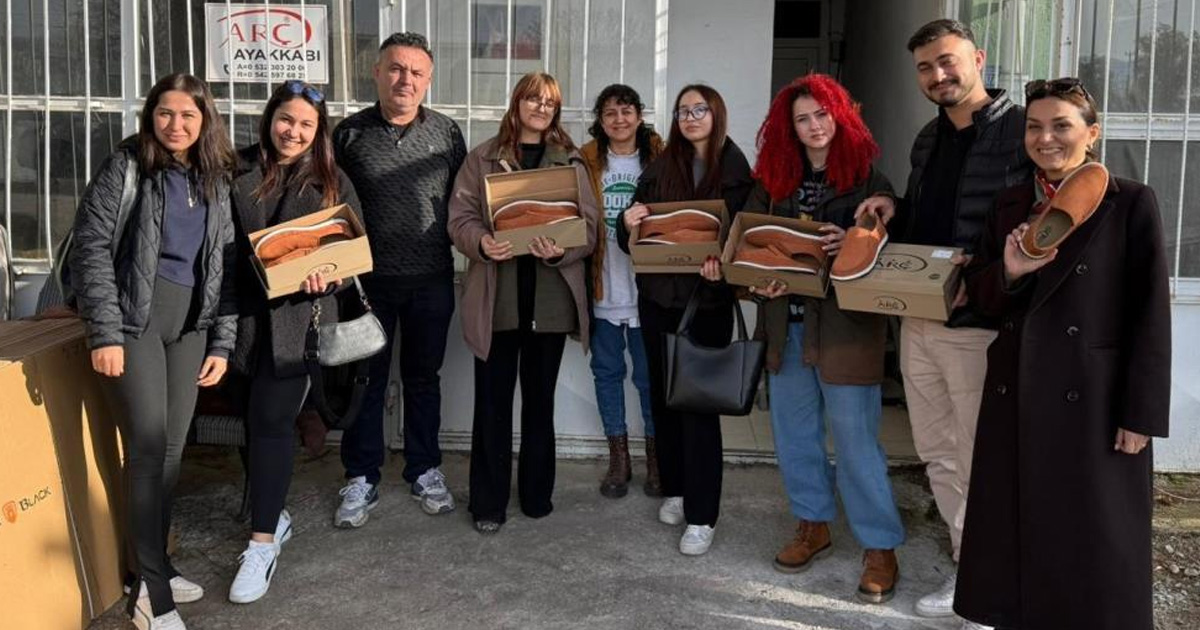 Öğrenciler babalarına ayakkabı yaptı