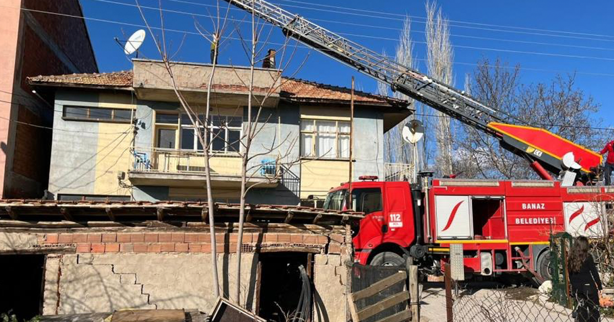 Uşak’ta evin çatısında çıkan yangın paniğe neden oldu