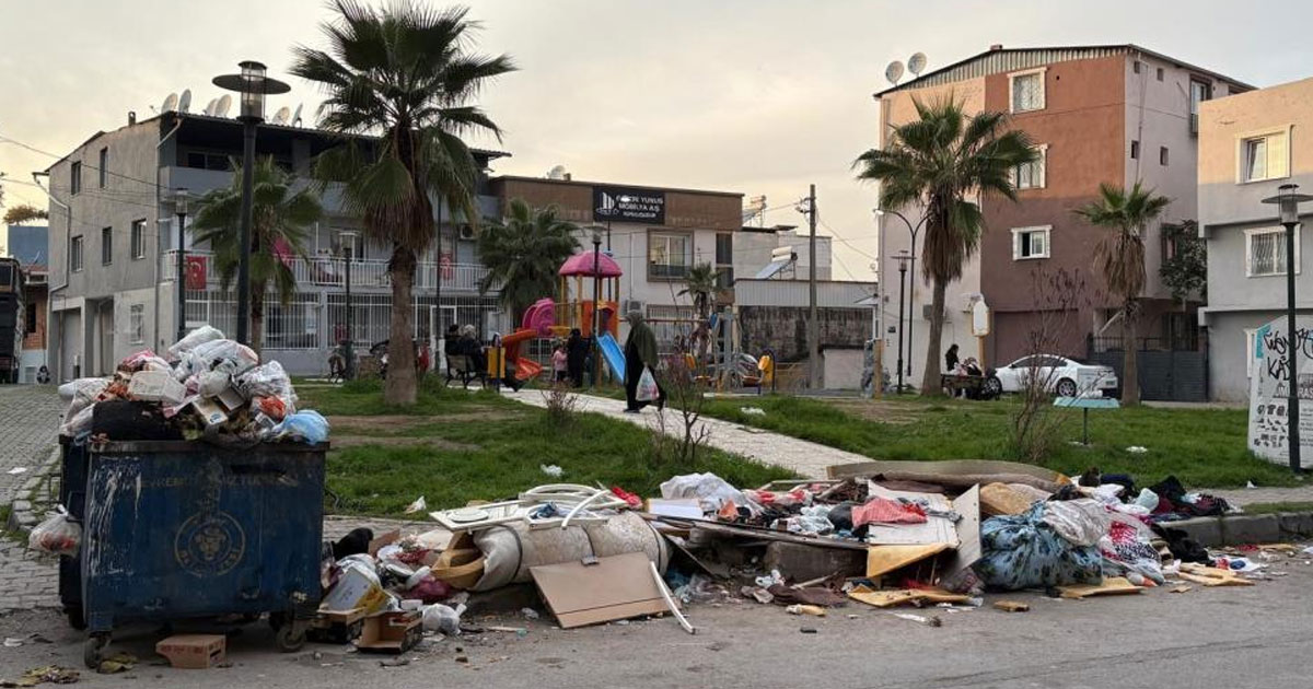 Buca’da park manzaralı çöp dağları