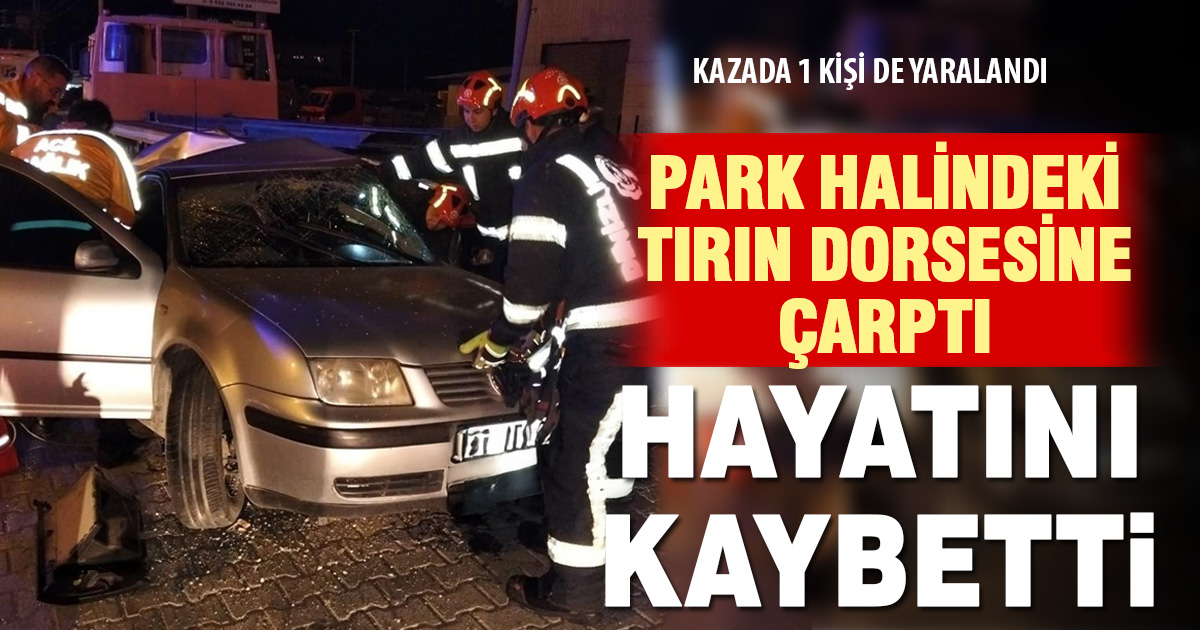 Denizli’de park halindeki tır dorsesine çarpan otomobilde can kaybı