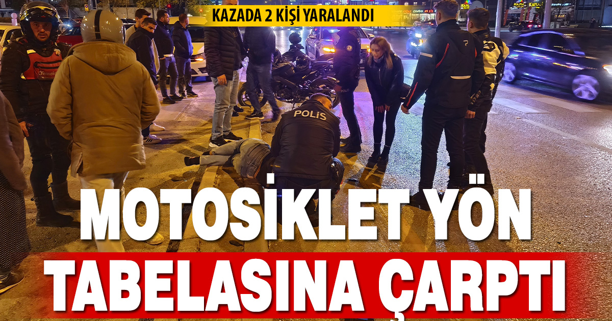 Direksiyon kontrolüne kaybeden motosiklet sürücüsü yön tabelasına çarptı; 2 yaralı