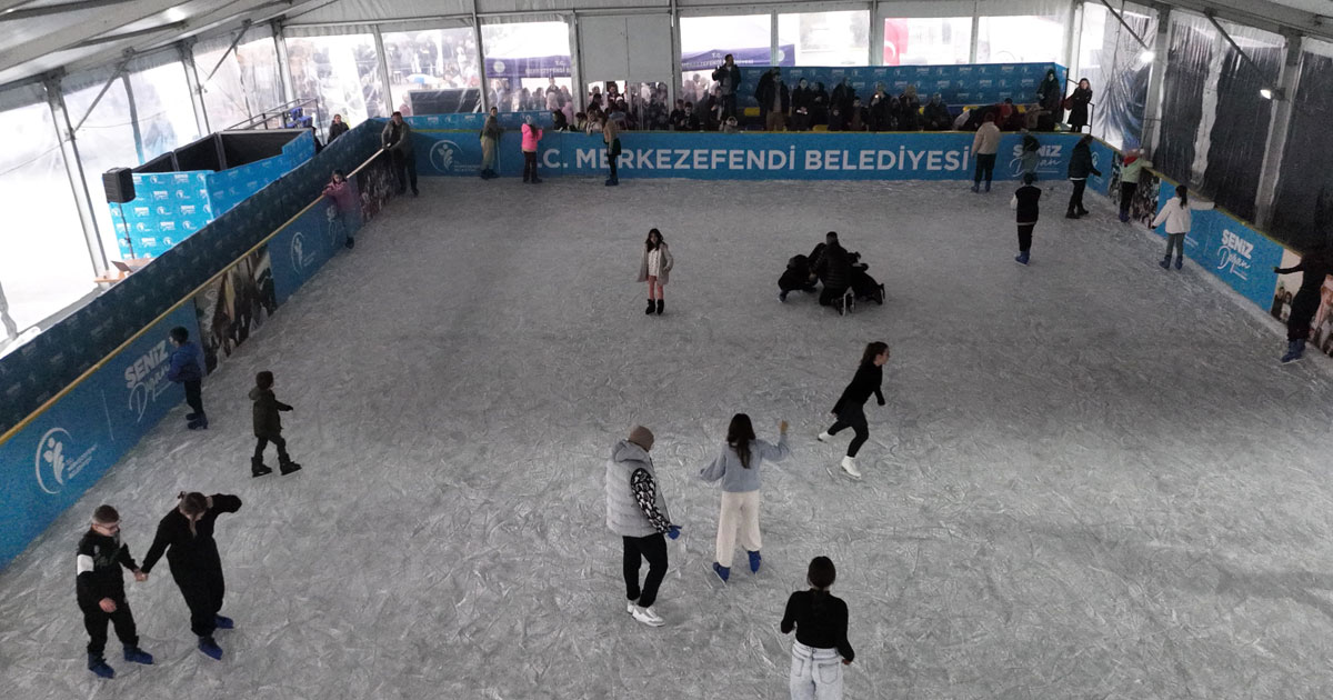 Merkezefendi Belediyesi, çocuklar için buz pisti kurdu