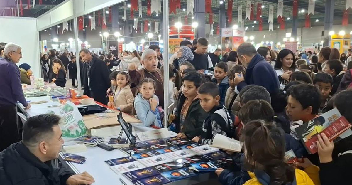 Engelsiz yazar okuyucularıyla bir araya geldi