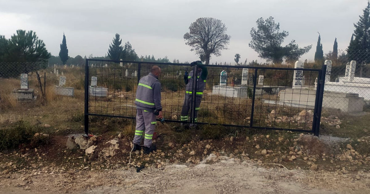 Güney’de mezarlık kapıları yenilendi
